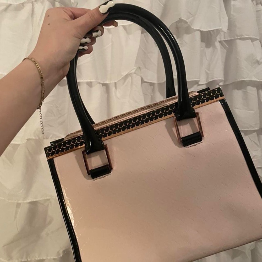 Pale Pink Ted Baker Top Handle Purse with Black and Rose Gold Hardware 🤍